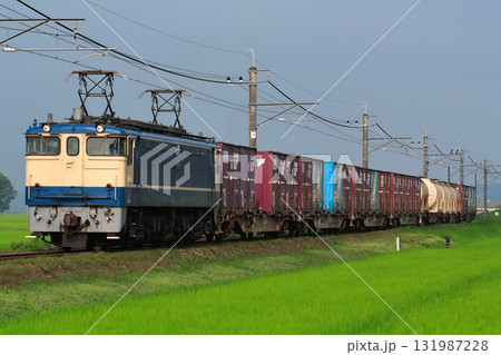 貨物列車と原風景が残る成田線 131987228