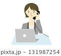 電話対応しながらパソコン操作する女性　ボブ外はね 131987254