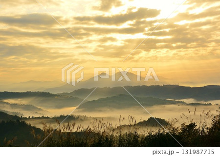 雲海朝焼けの新潟県越後川口木沢の夜明け 131987715