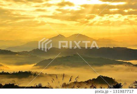 雲海朝焼けの新潟県越後川口木沢の夜明け 131987717
