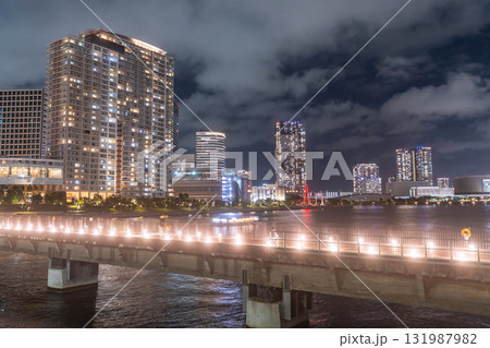 《東京都》タワーマンションと晴海橋梁の夜景 《東京都》タワーマンションと晴海橋梁の夜景 131987982
