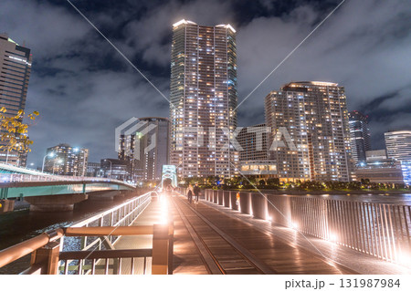 《東京都》タワーマンションと晴海橋梁の夜景 131987984