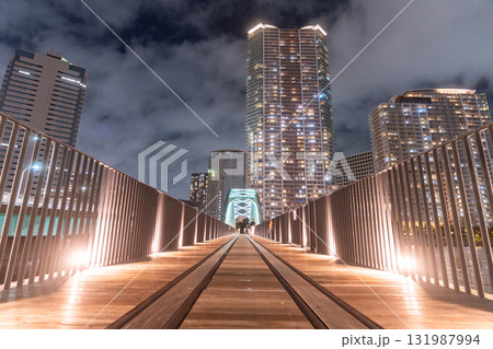《東京都》タワーマンションと晴海橋梁の夜景 131987994