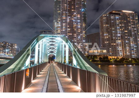 《東京都》タワーマンションと晴海橋梁の夜景 《東京都》タワーマンションと晴海橋梁の夜景 131987997