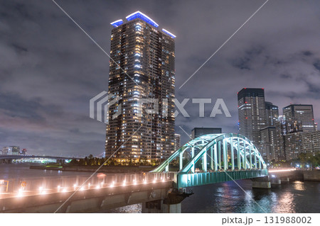 《東京都》タワーマンションと晴海橋梁の夜景 《東京都》タワーマンションと晴海橋梁の夜景 131988002