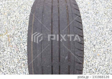 ワイヤーの出たタイヤ ワイヤーの出たタイヤ 131988120