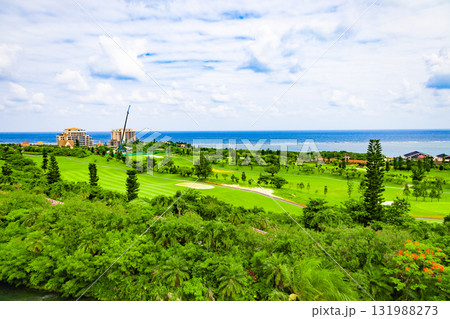 爽やかな南国の青空と青い海・鮮やかな芝が映えるリゾートホテルのゴルフ場（沖縄県宮古島市） 131988273