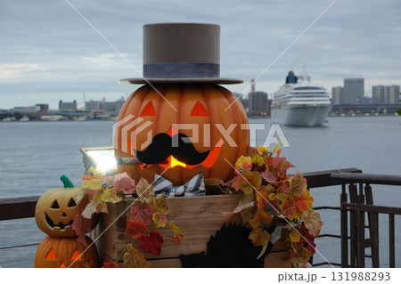 ハロウィンのオブジェと港風景 ハロウィンのオブジェと港風景 131988293