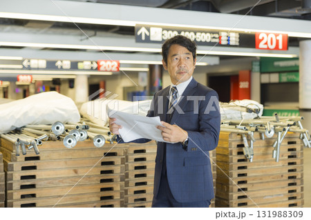 イベントを仕切るスーツのミドル男性 131988309