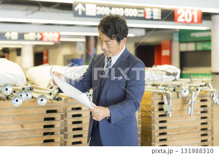 イベントを仕切るスーツのミドル男性 131988310