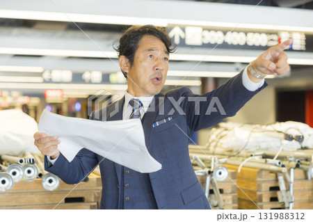 イベントを仕切るスーツのミドル男性 131988312