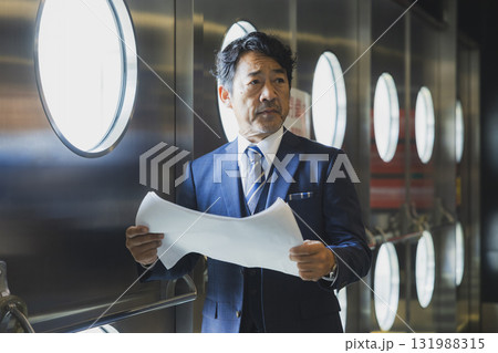 イベントを仕切るスーツのミドル男性 イベントを仕切るスーツのミドル男性 131988315