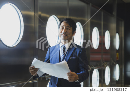 イベントを仕切るスーツのミドル男性 イベントを仕切るスーツのミドル男性 131988317