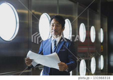 イベントを仕切るスーツのミドル男性 イベントを仕切るスーツのミドル男性 131988318