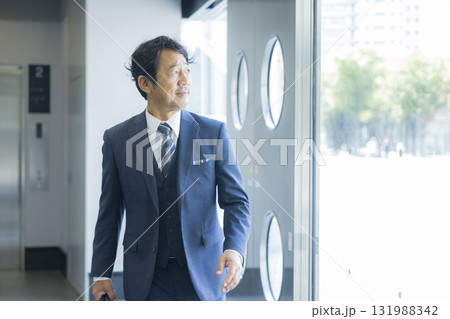 オフィスビル内を歩くビジネスマン 131988342