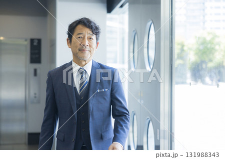 オフィスビル内を歩くビジネスマン オフィスビル内を歩くビジネスマン 131988343