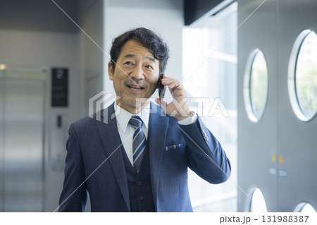 オフィスビル内を歩くビジネスマン オフィスビル内を歩くビジネスマン 131988387
