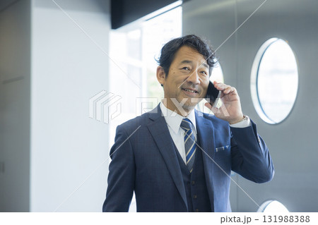 オフィスビル内を歩くビジネスマン 131988388