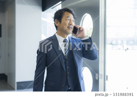 オフィスビル内を歩くビジネスマン 131988391