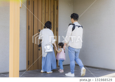 外出する玄関のファミリー 131988529
