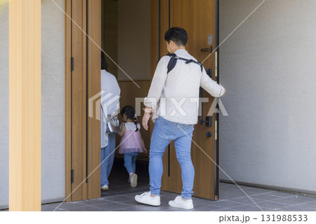 外出する玄関のファミリー 外出する玄関のファミリー 131988533