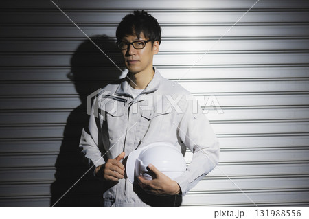 ヘルメットをかぶる作業服の男性 131988556