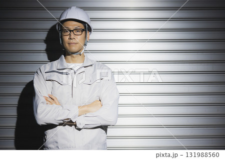 ヘルメットをかぶる作業服の男性 131988560