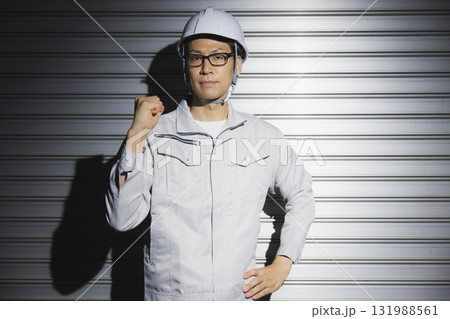 ヘルメットをかぶる作業服の男性 ヘルメットをかぶる作業服の男性 131988561