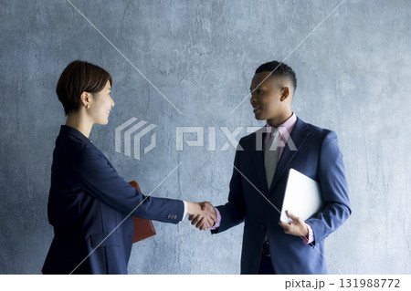 打ち合わせをするビジネスマンとビジネスウーマン 打ち合わせをするビジネスマンとビジネスウーマン 131988772