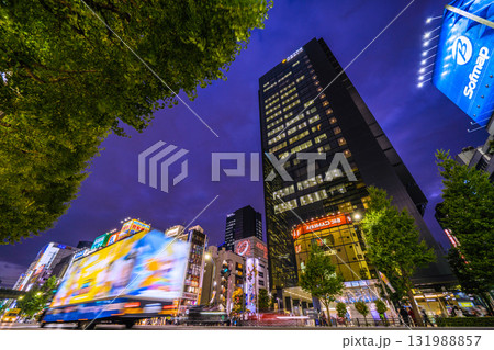日本の東京都市景観インバウンド続く…外国人観光客らで賑わう秋葉原。アドトラックが通る… 日本の東京都市景観インバウンド続く…外国人観光客らで賑わう秋葉原。アドトラックが通る… 131988857