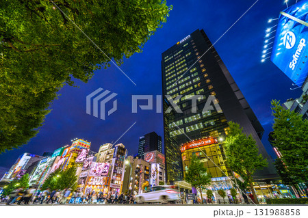日本の東京都市景観インバウンド続く…外国人観光客らで賑わう秋葉原 日本の東京都市景観インバウンド続く…外国人観光客らで賑わう秋葉原 131988858
