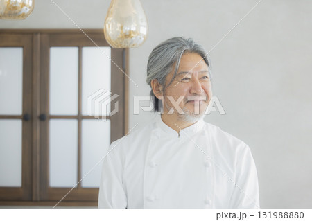 グレイヘアのシェフ 131988880