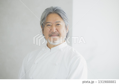 グレイヘアのシェフ 131988881