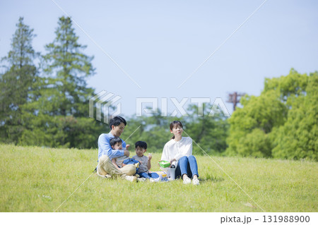 ピクニックするファミリー ピクニックするファミリー 131988900