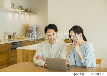 若い夫婦、パソコン 若い夫婦、パソコン 131988964