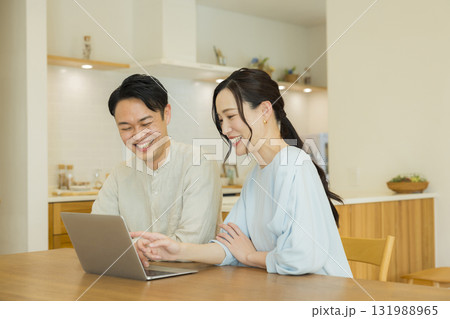 若い夫婦、パソコン 131988965