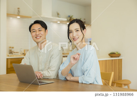 若い夫婦、パソコン 131988966