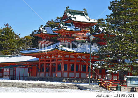 雪の降った日の平安神宮 131989021