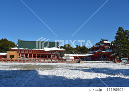 雪の降った日の平安神宮 131989024