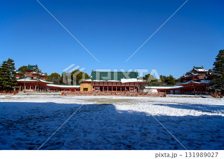 雪の降った日の平安神宮 131989027