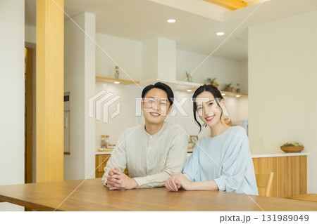 笑顔で会話する夫婦 笑顔で会話する夫婦 131989049