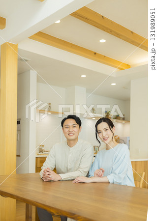 笑顔で会話する夫婦 笑顔で会話する夫婦 131989051