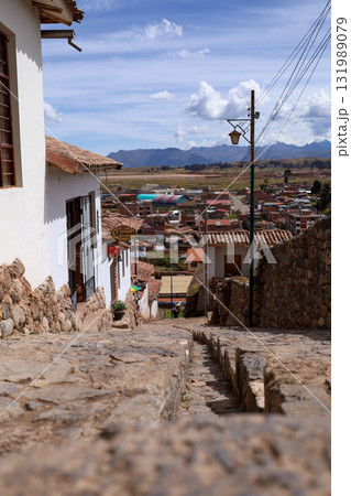 View of the streets of the town of Chinchero in Cusco. 131989079