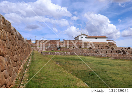View of the ruins of the Inca temple of Chinchero in Cusco. 131989082