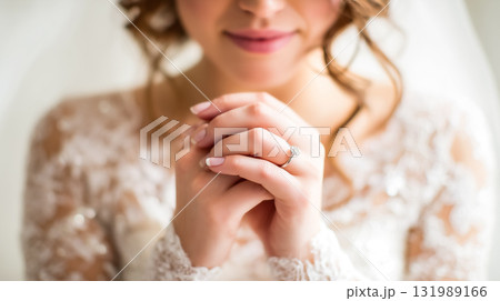 光に包まれた花嫁の手と結婚指輪の優美なクローズアップ 光に包まれた花嫁の手と結婚指輪の優美なクローズアップ 131989166