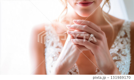 光に包まれた花嫁の手と結婚指輪の優美なクローズアップ 光に包まれた花嫁の手と結婚指輪の優美なクローズアップ 131989170