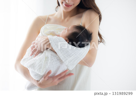 赤ちゃんとお母さん   131989299