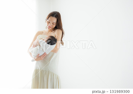 赤ちゃんとお母さん   131989300