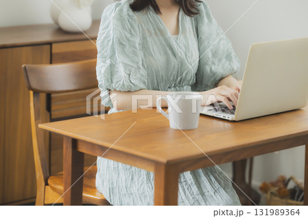 部屋でパソコンを見る女性  131989364