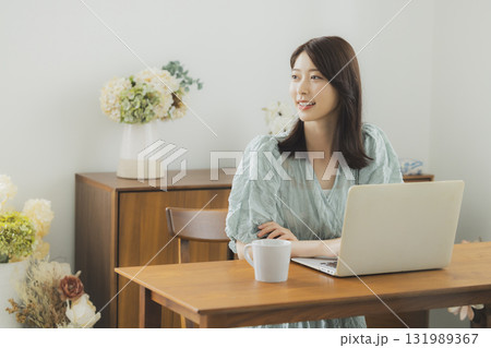 部屋でパソコンを見る女性  131989367